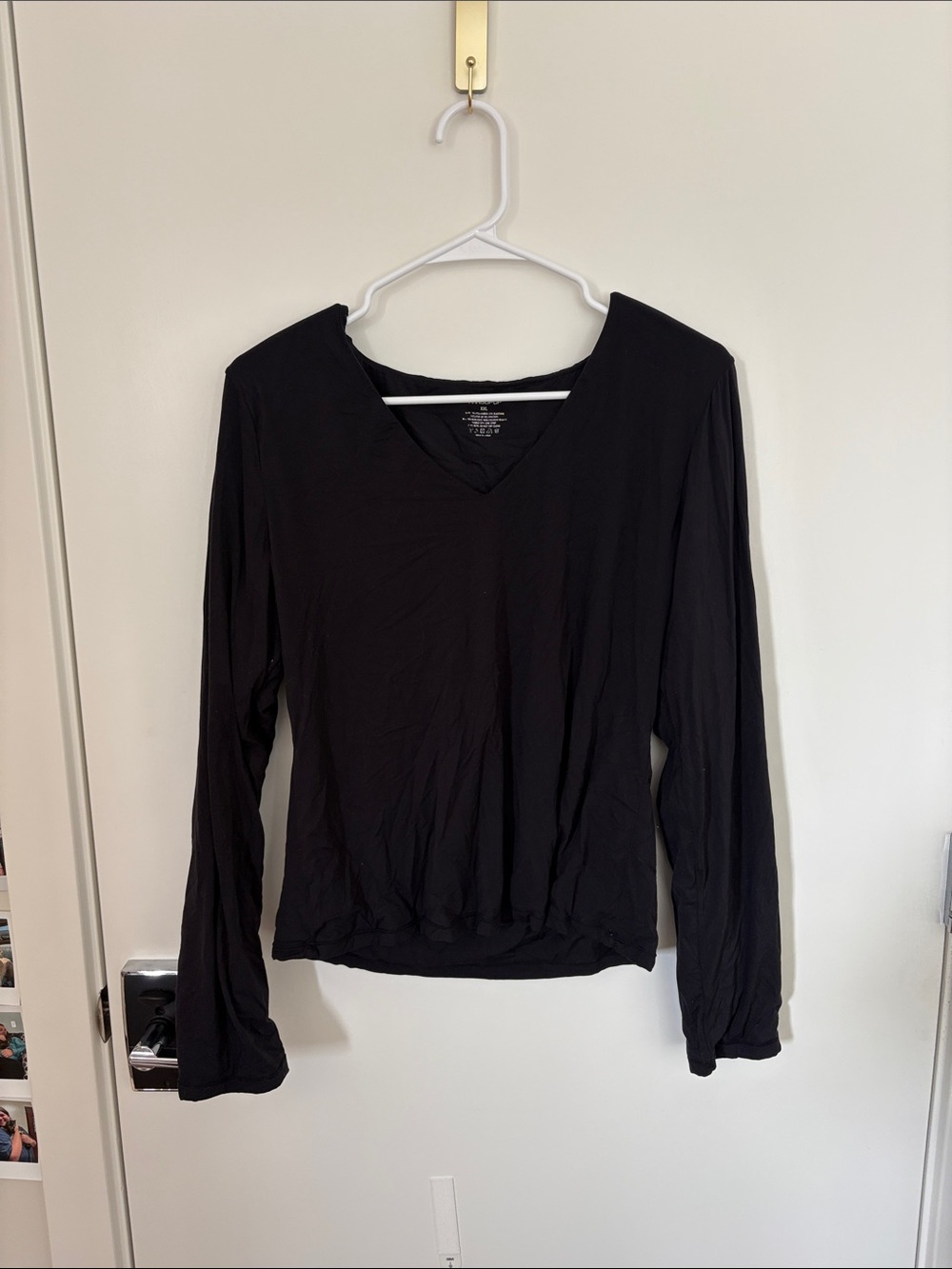 Mangopop Black Long-Sleeve V-Neck Top